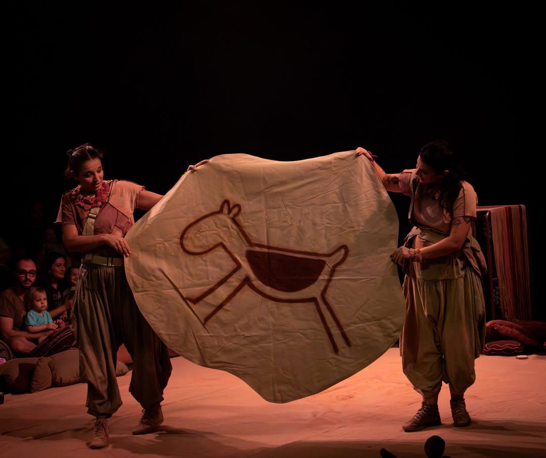 RUPESTRE - O que a terra conta — Com 2 Mililitros Cia Teatral