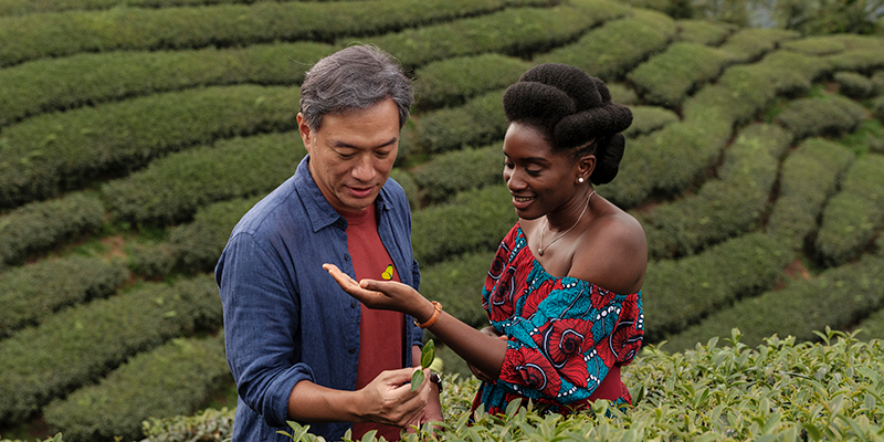 Black Tea - o Aroma do Amor — Dir.: Abderrahmane Sissako | China, França, Mauritânia | 2024