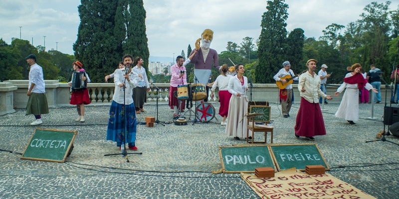 Corteja Paulo Freire — com Cia do Tijolo